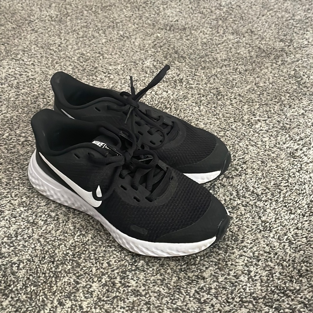 Boys size 3.5 Nike sneakers